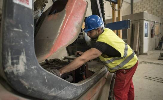 Procedury serwisowe dla różnych modeli widłowych wózków