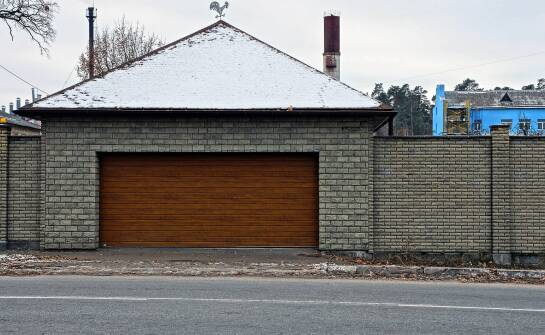 Porównanie trwałości różnych typów garażowych bram
