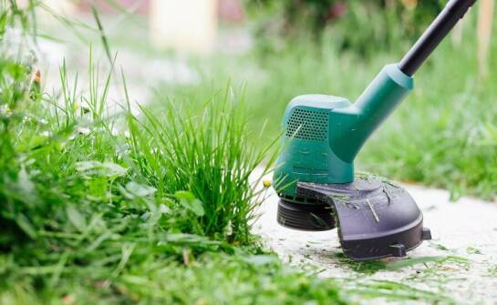 Akumulatorowa podkaszarka jako narzędzie do precyzyjnego koszenia