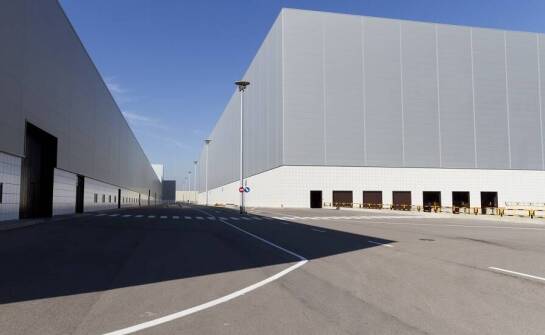 Jak rozmieszczenie strategiczne magazynów wpływa na dostępność części zamiennych?