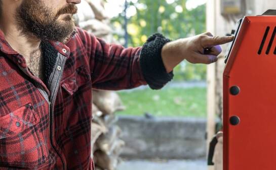 Wpływ pokojowego regulatora temperatury na zużycie paliwa w kotłach na pellet