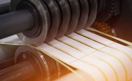 Jakie techniki uszlachetniania stosuje się w druku samoprzylepnych etykiet?