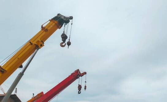 Zastosowanie mini żurawi w projektach dekarskich i elewacyjnych