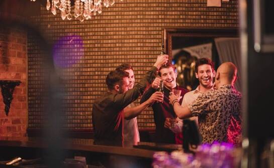 Muzyczne doznania w sercu miasta: wieczór kawalerski w klubie.