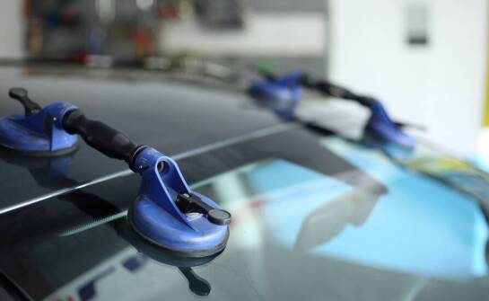 Szyby samochodowe a nowoczesne technologie montażu - co warto wiedzieć?