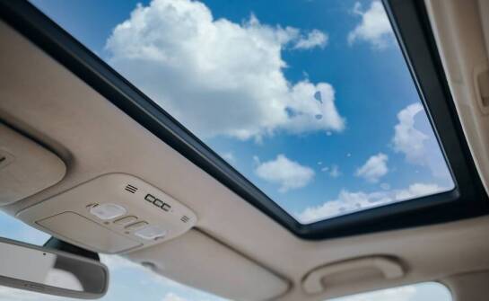 Różnorodność zastosowań dachowych szyb w nowoczesnych pojazdach