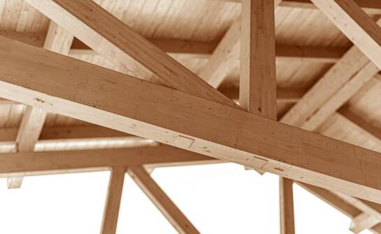 Zastosowanie drewnianych konstrukcji w nowoczesnych projektach dachowych