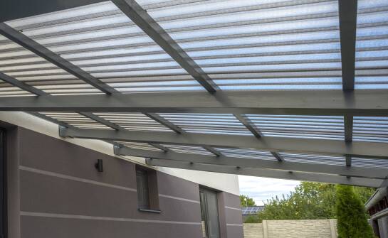 Dlaczego warto inwestować w dymiony poliwęglan komorowy w projektach mieszkaniowych?