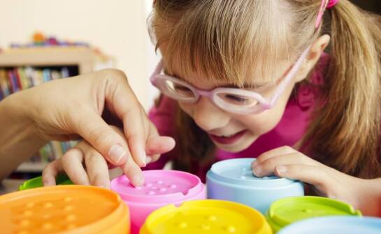 Jak sensoryczna integracja wpływa na rozwój dzieci z adaptacyjnymi trudnościami?