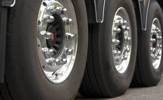 Wytrzymałość ciężarowych opon w kontekście długotrwałego użytkowania