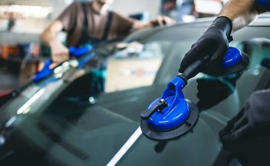 Hartowane szyby a laminowane - co warto wybrać do swojego pojazdu?