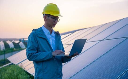 Jak geograficzna analiza wpływa na efektywność baz danych dla firm fotowoltaicznych?