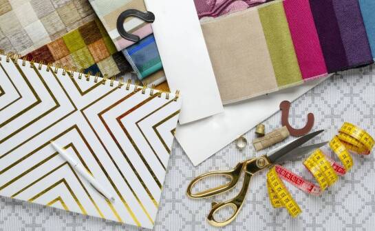 Jak personalizować projekty scrapbookowe za pomocą dostępnych dodatków?