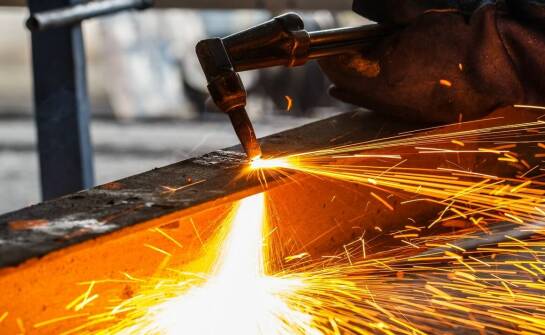 Wpływ nowoczesnych technik cięcia na jakość stalowych konstrukcji w przemysłowych instalacjach