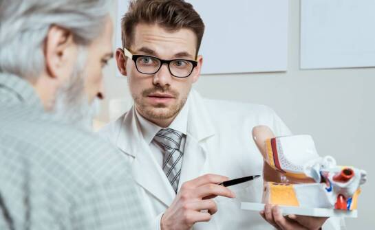 Jakie są etapy uzyskiwania refundacji z NFZ na aparaty słuchowe?