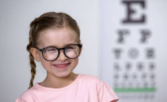 Jak dbać o zdrowie oczu dziecka w dobie edukacji cyfrowej?