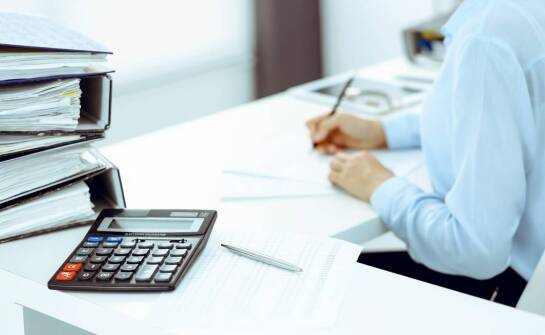 Jakie usługi oferuje biuro rachunkowe do efektywnego zarządzania płynnością finansową?