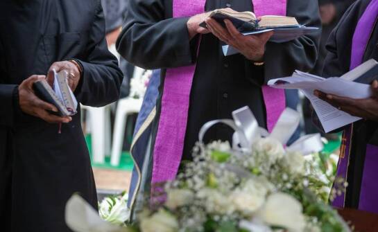Jakie są zasady organizacji religijnych i świeckich ceremonii?