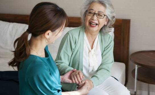 Codzienna opieka nad seniorami – jak wygląda w praktyce?