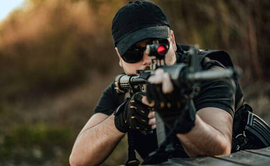 Najnowsze trendy w sportowym strzelectwie - co oferuje strzelnica?