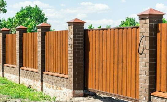 Porównanie ogrodzeniowych desek z naturalnego drewna i kompozytowego materiału
