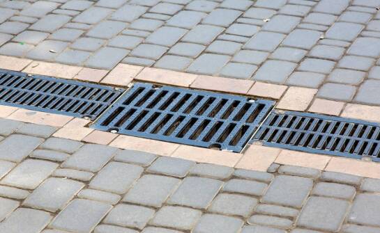 Zastosowanie siatkowych korytek w instalacjach zewnętrznych