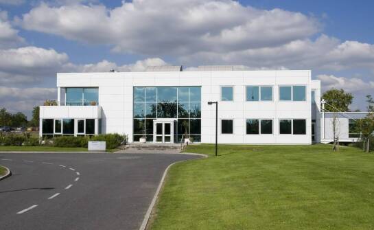 Jak systemy oświetleniowe mogą wpływać na efektywność energetyczną budynku?