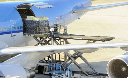 Jak szybkie lotnicze przesyłki z Warszawy zmieniają krajobraz handlu międzynarodowego?