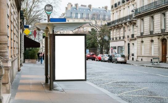Jak reklamowe tablice wpływają na postrzeganie marki przez klientów?