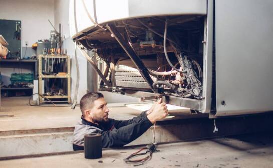 Jak serwis tachografów może wpłynąć na zgodność z normami międzynarodowymi transportowymi?