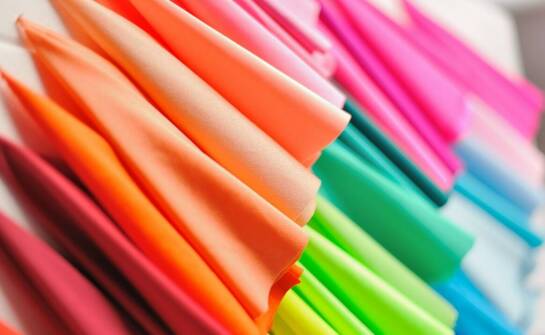 Różnorodność introligatorskich tkanin dostępnych na rynku – co warto wiedzieć?