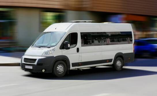 Jakie są kluczowe aspekty wynajmu busa z kierowcą do wycieczek szkolnych?