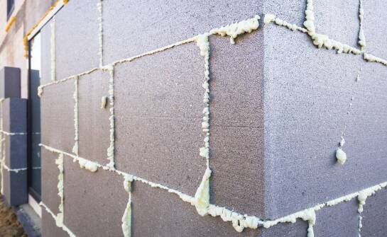 Wpływ styropianowych narożników na redukcję termicznych mostków w budynkach