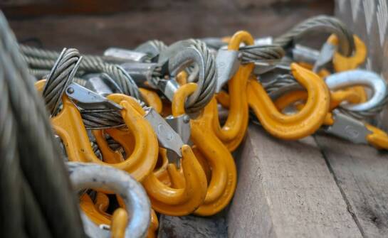 Wybór odpowiednich kablowych uchwytów do trudnych warunków środowiskowych