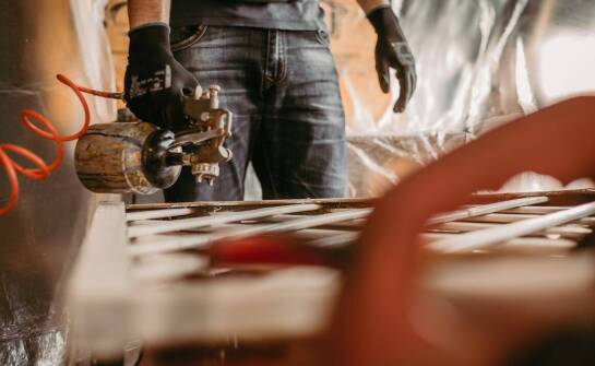 Jak wytrawianie metali poprawia efektywność procesu proszkowego malowania?