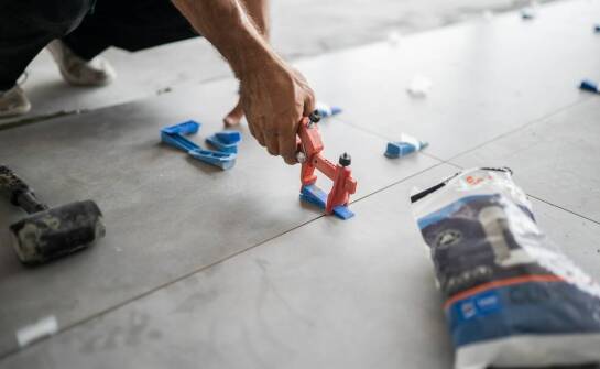 Profesjonalne układanie technicznego gresu – wpływ na estetykę i funkcjonalność