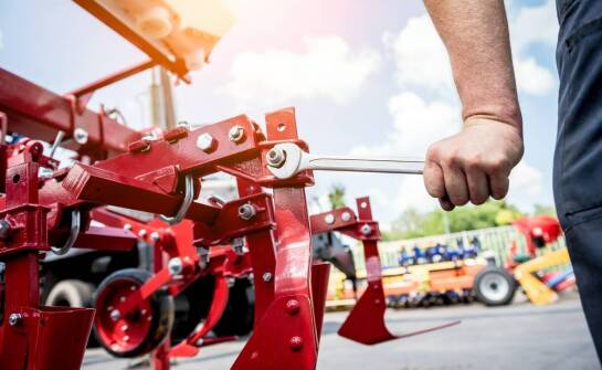 Prowadnice do silników i ich rola w optymalizacji pracy rolniczych maszyn