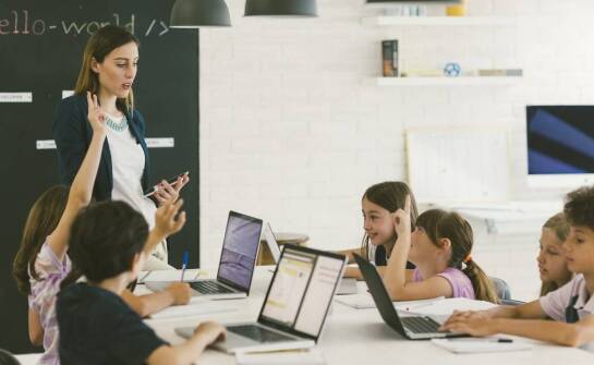 Jakie korzyści przynoszą nauczycielom certyfikowane szkolenia z TIK?