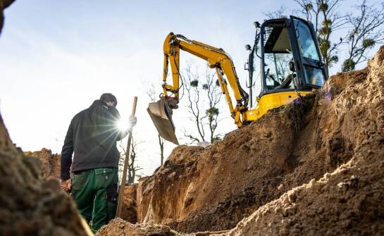 Jak nasze usługi z minikoparką wspomagają montaż ogrodzeń?