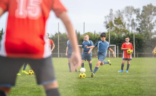 Programy sportowe na zielonych szkołach w górach: Aktywność na świeżym powietrzu