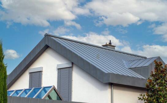 Jakie czynniki wpływają na trwałość i estetykę dachu wykonanego z blachodachówek?