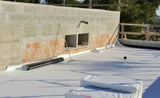 Zalety stosowania styropianu przy ocieplaniu płaskich dachów