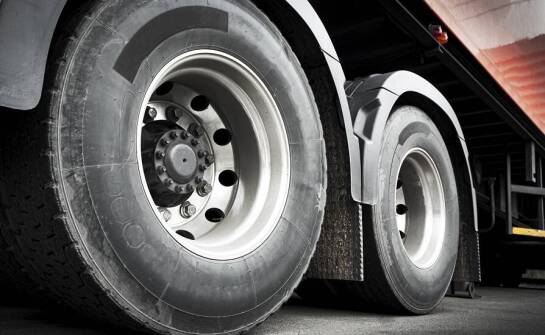 Opony ciężarowe dla przemysłu: jak wybrać odpowiednie rozwiązanie?