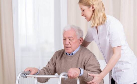 Jak domowe programy rehabilitacyjne w opiece wspierają powrót do zdrowia po urazach?