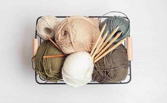 Kompletny przewodnik po zestawach do robienia na drutach – co warto wiedzieć?