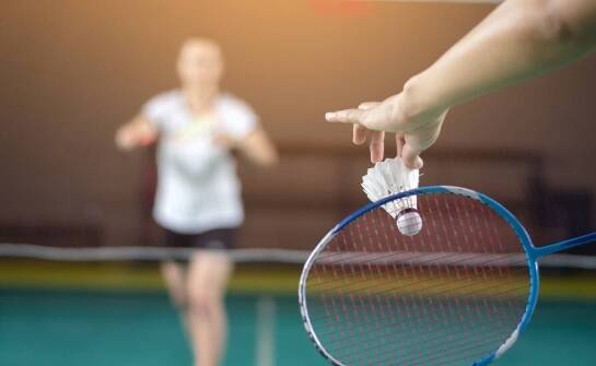 Sklep sportowy: jak wybrać najlepsze do badmintona lotki?