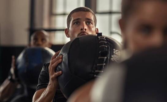 Jak lekarska piłka może urozmaicić codzienny trening fitness?