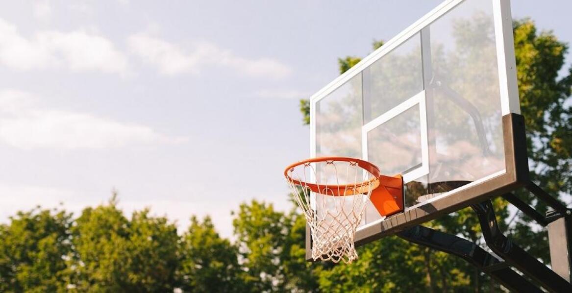 Jak dbać o tablicę do koszykówki, aby służyła przez lata?