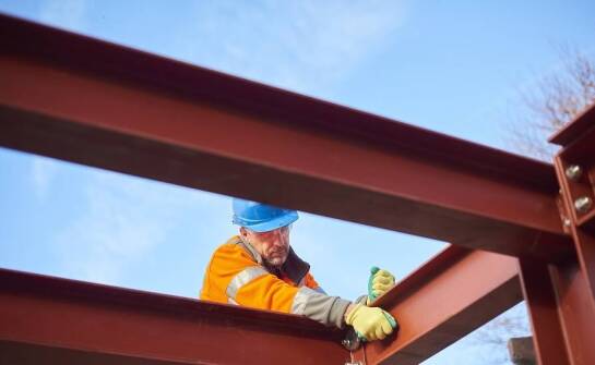 Kluczowe zasady bezpieczeństwa pracy monterów konstrukcji stalowych