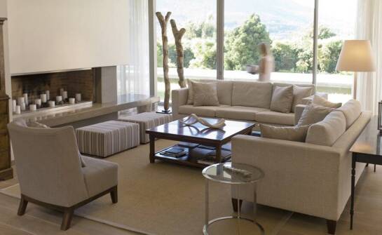 Funkcjonalność i design nowoczesnych ław w salonie